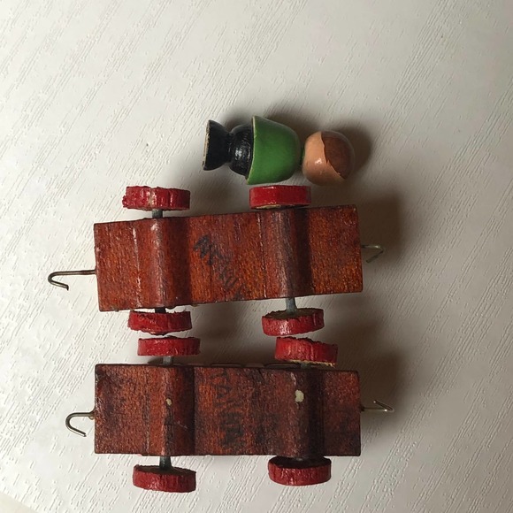 Vintage Miniatures Mini Figures Figurines Peg Man & Painted Taiwan Train Carts - Picture 7 of 10